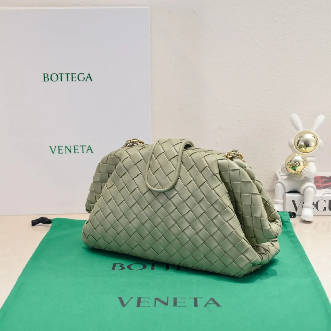 Batch 2260 Bitters Venetia 2024 summer series brings Lauren 1980 handbags back to the public eye. The design of the bag is inspired by ancient Roman architecture. It uses the brand's iconic Intrecciato lambskin woven bag body with a hard frame. No logo can be seen on the whole bag. It is equipped with a leather woven metal chain. When using it as a clutch, just put the chain directly in the bag ~ showing an elegant and timeless style. Decades later, when Lauren Hutton once again walked on the Bottega Venetia spring and summer show with this bag, the charm of the year still remains intact despite the passage of time. Size: 31.5*16.5*11 Style number: 5807#